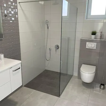 Marena S Bazenom, Vodice