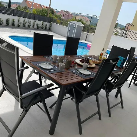 Marena Vodice, Novo Grijanje Bazena! Villa *