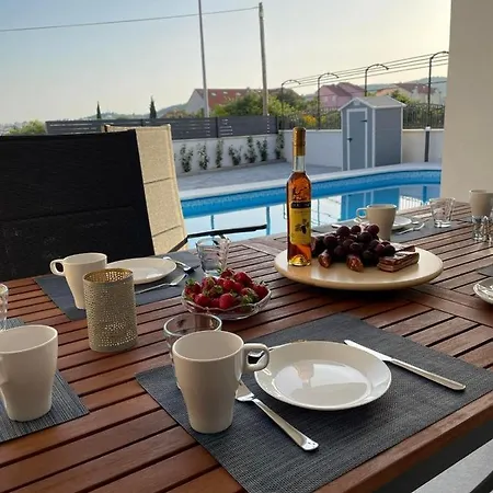 Marena S Bazenom, * Vodice