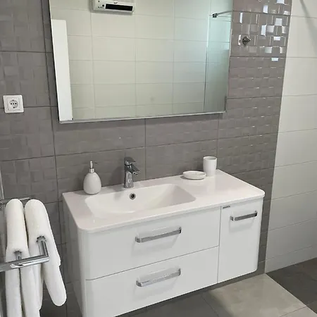 Marena S Bazenom, Villa