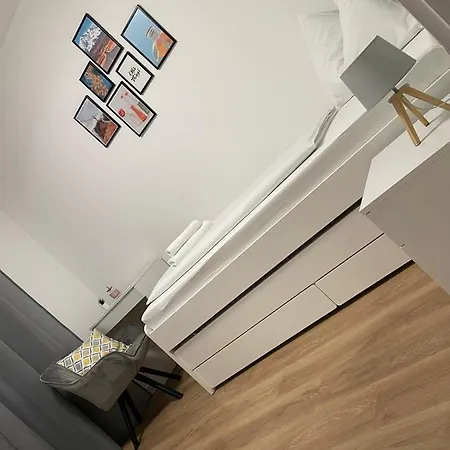 Marena S Bazenom, Vila