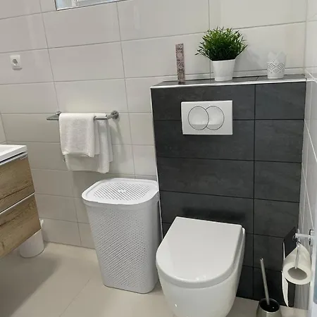 Marena S Bazenom, Vila