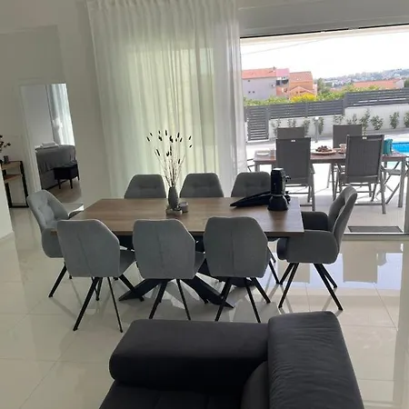 Marena Vodice, Novo Grijanje Bazena! Villa *