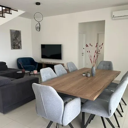 Marena S Bazenom, Vila