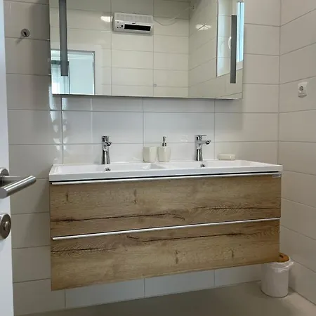 Marena Vodice, Novo Grijanje Bazena! Βίλα Βόντιτσε