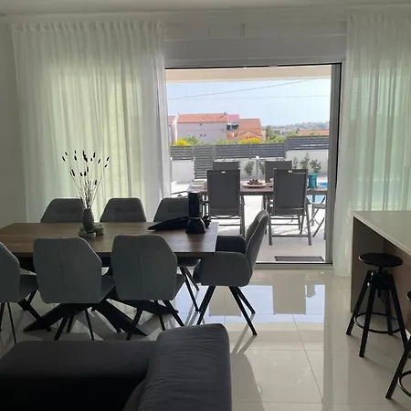 Marena Vodice, Novo Grijanje Bazena! Villa