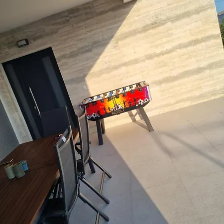 Marena S Bazenom, Villa