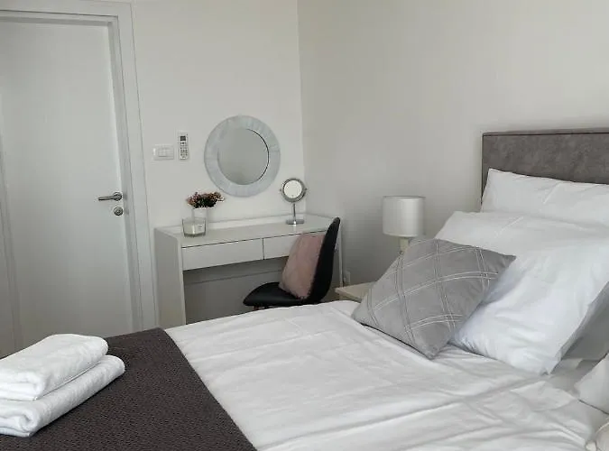 Marena Vodice, Novo Grijanje Bazena! Villa *