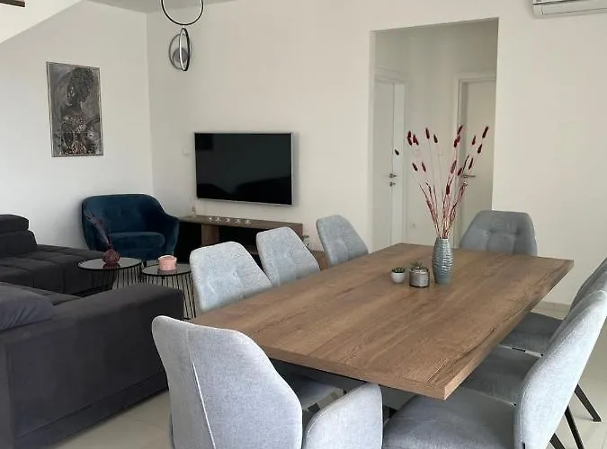 Marena Vodice, Novo Grijanje Bazena! Villa