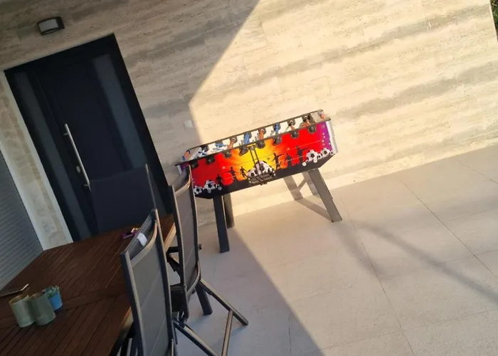 Marena Vodice, Novo Grijanje Bazena! Villa